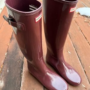Excellent like New Hunter boots, US 9! Tall hunter maroon boots.  Never worn.